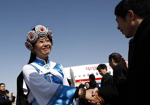 3月2日,出席十一届全国人大三次会议的云南代表团抵达北京。新华社记者 费茂华 摄