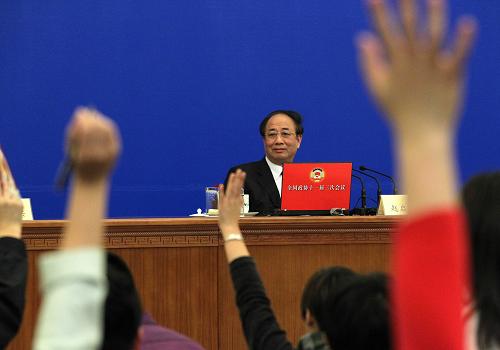 3月2日,全国政协十一届三次会议新闻发布会在北京人民大会堂举行。大会发言人赵启正介绍会议有关情况并回答中外记者提问。这是记者在举手提问。新华社记者 谢环驰 摄