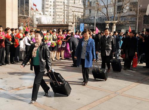 3月2日,出席十一届全国人大三次会议的安徽代表团抵达驻地北京中国职工之家。新华社记者 陈树根 摄