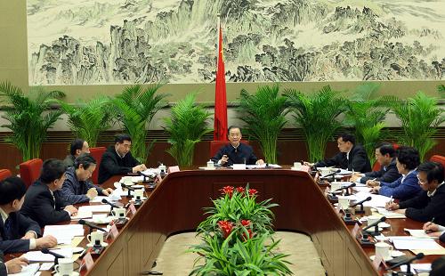 1月22日,温家宝就经济方面问题听取代表意见。1月22日至2月1日,国务院总理温家宝在北京中南海主持召开五次座谈会,征求对即将提请十一届全国人大三次会议审议的《政府工作报告》的意见。新华社记者 刘卫兵 摄