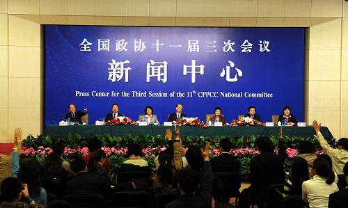 3月10日,全国政协十一届三次会议新闻中心举行主题为“政协委员谈推进教育改革”的集体采访。全国政协委员、北京师范大学校长钟秉林,全国政协委员、华东师范大学党委书记张济顺,全国政协委员、北京大学常务副校长、北京大学医学部常务副主任柯杨,全国政协委员、山西省教育厅厅长李东福,全国政协委员、宁夏回族自治区工商联副主席、银川大学校长孙珩超,全国政协委员、北京师范大学教育学院学前教育系主任刘焱出席并回答记者提问。新华社记者 李紫恒 摄