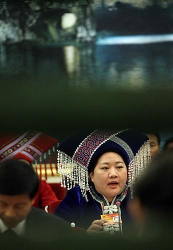 3月10日,全国人大代表、广西灵山县委书记潘雪红(壮族)就协调经济发展与环境保护问题发言。当日,十一届全国人大三次会议广西代表团举行全体会议,审议全国人大常委会工作报告。各少数民族全国人大代表身着富有民族特色的服饰,给会场增添了一抹抹亮色。新华社记者 刘卫兵 摄