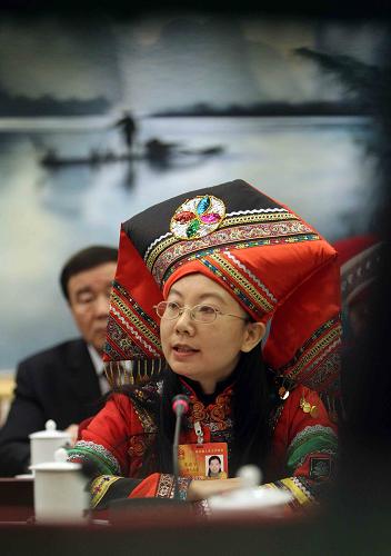 3月10日,全国人大代表、广西良凤江国家森林公园副主任覃建宁(壮族)就环境保护问题发言。新华社记者 刘卫兵 摄