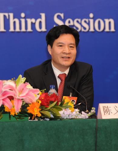 这是全国人大代表、湖北省武汉凯迪控股投资有限公司董事长陈义龙在回答记者的提问。 新华社记者 李紫恒摄