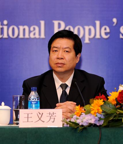 这是全国人大代表、河北钢铁集团有限公司董事长、总经理王义芳在倾听记者的提问。新华社记者 李紫恒 摄