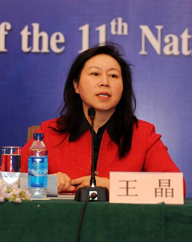 这是全国人大代表、福建新大陆科技集团有限公司总裁王晶在回答记者的提问。新华社记者 李紫恒 摄