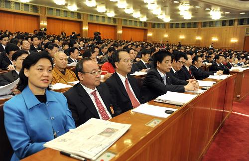 3月11日,十一届全国人大三次会议在北京人民大会堂举行第四次全体会议。这是代表在认真听会。新华社记者陈树根 摄