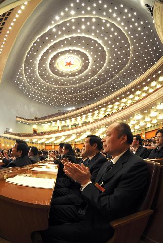 3月11日,十一届全国人大三次会议在北京人民大会堂举行第四次全体会议。这是代表在听会时鼓掌。新华社记者 陈树根 摄