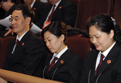 3月11日,十一届全国人大三次会议在北京人民大会堂举行第四次全体会议。这是部分检察官代表旁听会议。新华社记者 杨宗友 摄