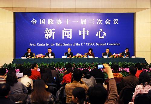 3月11日,全国政协十一届三次会议在北京梅地亚中心举行主题为“政协委员谈促进就业”的集体采访。全国政协委员张世平、王健林、徐冠巨、景天魁、俞敏洪出席并回答记者提问。 新华社记者 李紫恒摄