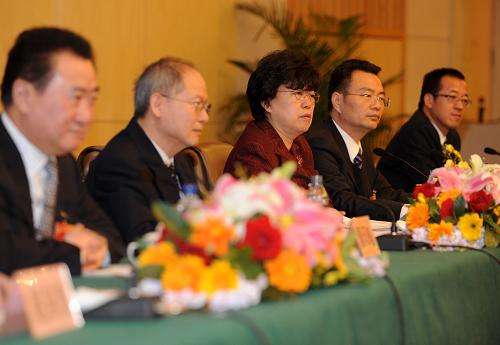 3月11日,全国政协十一届三次会议在北京梅地亚中心举行主题为“政协委员谈促进就业”的集体采访。全国政协委员张世平、王健林、徐冠巨、景天魁、俞敏洪出席并回答记者提问。 这是全国政协委员王健林、景天魁、张世平、徐冠巨、俞敏洪(从左至右)在会场上。 新华社记者 李紫恒摄