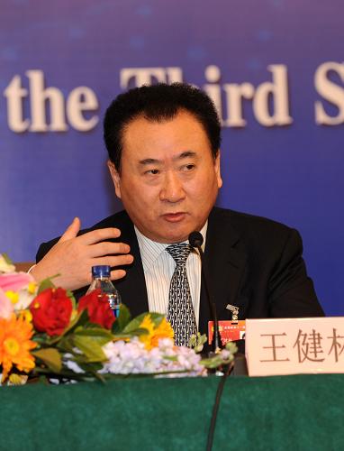 这是全国政协委员王健林在回答记者提问。 新华社记者 李紫恒摄