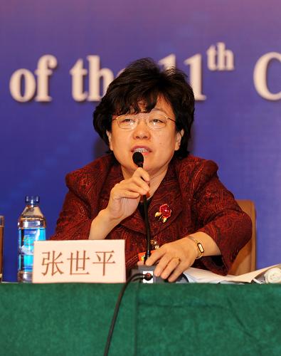 这是全国政协委员张世平在回答记者提问。 新华社记者 李紫恒摄