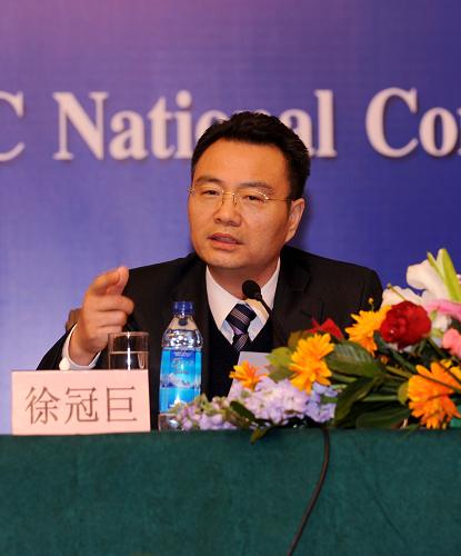 这是全国政协委员徐冠巨在回答记者提问。 新华社记者 李紫恒摄