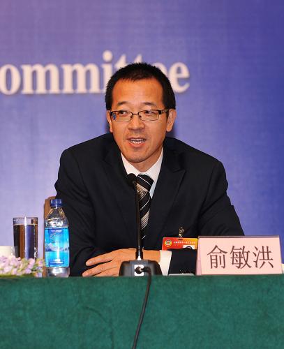 这是全国政协委员俞敏洪在回答记者提问。 新华社记者 李紫恒摄