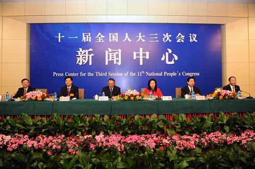 部分从事企业管理工作的代表谈“人大代表在应对国际金融危机冲击中的作用” 3月11日,十一届全国人大三次会议新闻中心在北京梅地亚中心举行主题为“人大代表在应对国际金融危机冲击中的作用”的集体采访。联想控股有限公司总裁柳传志(左三),福建新大陆科技集团有限公司总裁王晶(右三),湖北省武汉凯迪控股投资有限公司董事长陈义龙(左二),河北钢铁集团有限公司董事长、总经理王义芳(右二),中粮集团有限公司总裁助理岳国君(右一)出席并回答记者提问。 新华社记者 李紫恒摄