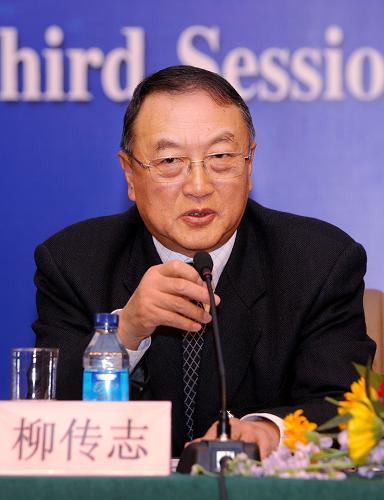 这是全国人大代表、联想控股有限公司总裁柳传志在回答记者的提问。 新华社记者 李紫恒摄