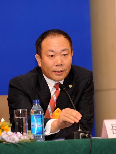 这是全国人大代表、中粮集团有限公司总裁助理岳国君在回答记者的提问。 新华社记者 李紫恒摄