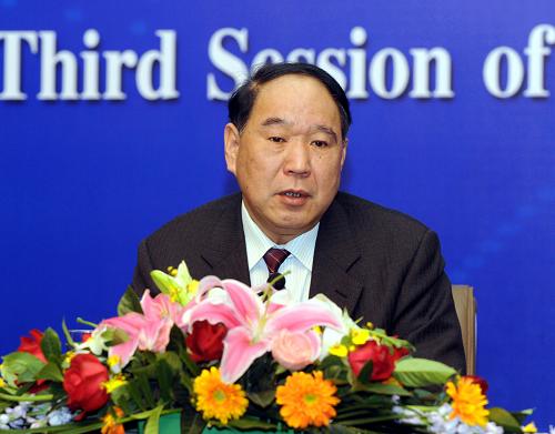 这是全国政协委员、浙江省政协主席周国富在回答记者提问。 新华社记者李紫恒摄