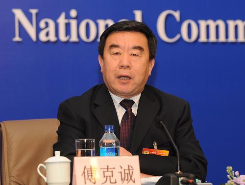 这是全国政协委员、江西省政协主席傅克诚在回答记者提问。 新华社记者李紫恒摄