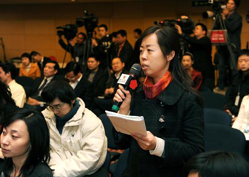 这是一名记者在提问。 新华社记者李紫恒摄