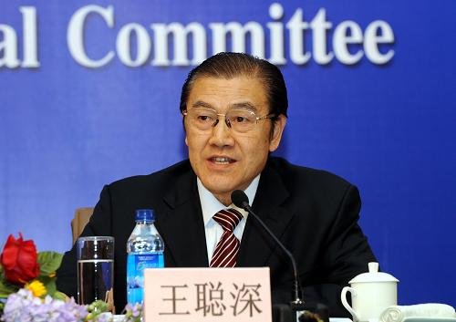 这是福州市政协副主席王聪深在回答记者提问。 新华社记者李紫恒摄