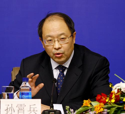 这是教育部政策法规司司长孙霄兵回答记者提问。 新华社记者陈建力摄