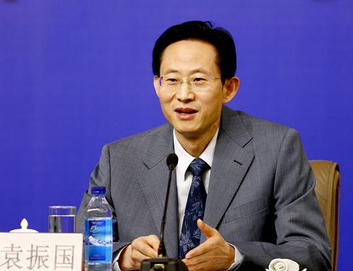 这是中央教育科学研究所所长袁振国回答记者提问。 新华社记者陈建力摄