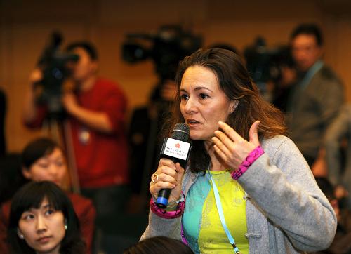 这是一名外国记者在提问。 新华社记者李紫恒摄