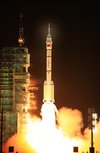 2008年9月25日至9月28日,神舟七号搭载三名中国航天员,展开近乎完美的太空之旅,实现了中国人漫步苍穹的飞天梦想。这是广大航天人默默奉献、呕心沥血的又一伟大壮举;这是中国人攀登科技高峰的又一历史性成就。五载光阴,三度跨越,从神舟五号到神舟七号,从中国人首次问天到首次漫步苍穹,中国成为世界上第三个掌握太空出舱技术的国家。这是9月25日21时10分,长征二号F型运载火箭点火,神舟七号飞船在酒泉卫星发射中心升空。新华社发