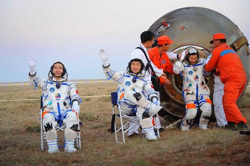 2008年9月25日至9月28日,神舟七号搭载三名中国航天员,展开近乎完美的太空之旅,实现了中国人漫步苍穹的飞天梦想。这是广大航天人默默奉献、呕心沥血的又一伟大壮举;这是中国人攀登科技高峰的又一历史性成就。五载光阴,三度跨越,从神舟五号到神舟七号,从中国人首次问天到首次漫步苍穹,中国成为世界上第三个掌握太空出舱技术的国家。 这是9月28日,神舟七号航天员安全着陆,自主出舱。 新华社发