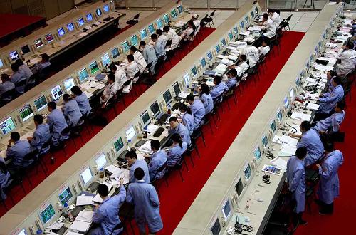 2008年9月25日至9月28日,神舟七号搭载三名中国航天员,展开近乎完美的太空之旅,实现了中国人漫步苍穹的飞天梦想。这是广大航天人默默奉献、呕心沥血的又一伟大壮举;这是中国人攀登科技高峰的又一历史性成就。五载光阴,三度跨越,从神舟五号到神舟七号,从中国人首次问天到首次漫步苍穹,中国成为世界上第三个掌握太空出舱技术的国家。 这是9月26日,科研人员在北京航天飞行控制中心紧张有序地工作。 新华社发