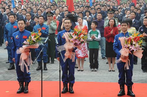 2008年9月25日至9月28日,神舟七号搭载三名中国航天员,展开近乎完美的太空之旅,实现了中国人漫步苍穹的飞天梦想。这是广大航天人默默奉献、呕心沥血的又一伟大壮举;这是中国人攀登科技高峰的又一历史性成就。五载光阴,三度跨越,从神舟五号到神舟七号,从中国人首次问天到首次漫步苍穹,中国成为世界上第三个掌握太空出舱技术的国家。 这是9月21日,航天员景海鹏、翟志刚、刘伯明(从左至右)出席在北京航天城举行的出征仪式。 新华社发