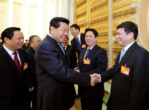 贾庆林参加台湾代表团审议 3月11日,中共中央政治局常委、全国政协主席贾庆林参加十一届全国人大三次会议台湾代表团的审议。 新华社记者 张铎 摄
