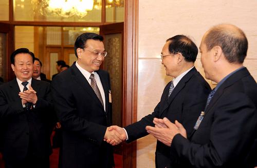 李克强参加宁夏代表团审议 3月11日,中共中央政治局常委、国务院副总理李克强参加十一届全国人大三次会议宁夏代表团的审议。 新华社记者 饶爱民 摄