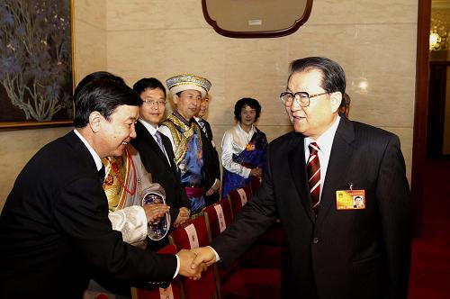 李长春参加青海代表团审议 3月11日,中共中央政治局常委李长春参加十一届全国人大三次会议青海代表团的审议。 新华社记者 丁林 摄