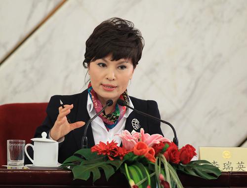 3月8日,全国政协十一届三次会议在北京人民大会堂举行记者会,主题是“走进世博、共享世博”。全国政协副主席万钢和全国政协委员万季飞、张海迪、周汉民、赵进军、李瑞英出席并回答记者提问。这是李瑞英回答记者提问。华社记者庞兴雷摄