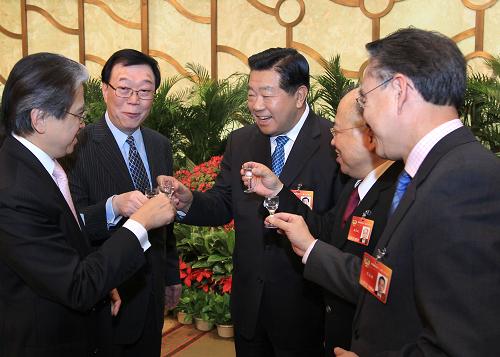 全国政协办公厅、中央统战部举行招待会招待港澳地区全国政协委员 3月11日晚,全国政协办公厅、中央统战部在北京钓鱼台国宾馆举行招待会,招待出席全国政协十一届三次会议的香港特别行政区和澳门特别行政区全国政协委员。中共中央政治局常委、全国政协主席贾庆林出席。 新华社记者庞兴雷摄