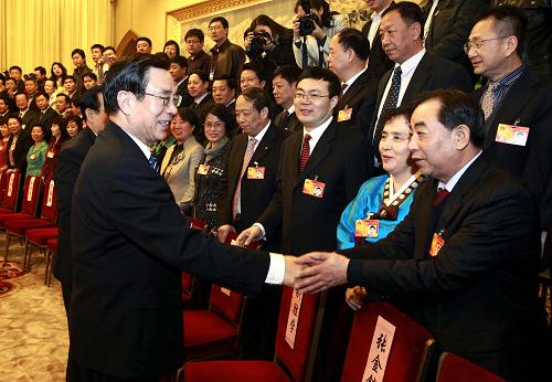 贺国强参加吉林代表团审议 3月11日,中共中央政治局常委、中央纪委书记贺国强参加十一届全国人大三次会议吉林代表团的审议。 新华社记者 李学仁 摄