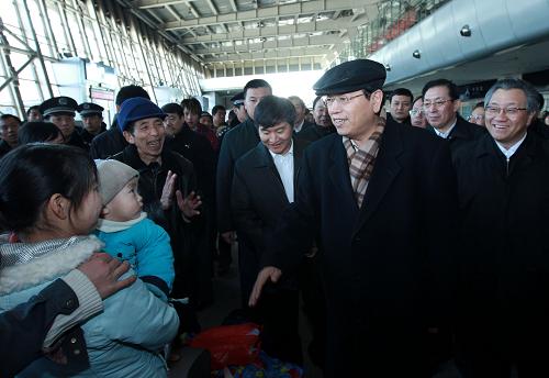 张德江在京检查春运准备工作 这是张德江在北京六里桥客运主枢纽与候车旅客交谈。 1月17日,中共中央政治局委员、国务院副总理张德江在北京市检查春运准备工作,慰问交通运输系统干部职工。 新华社记者 庞兴雷 摄