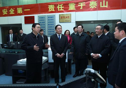 这是张德江在民航总调度室听取全国民航春运准备工作汇报。 1月17日,中共中央政治局委员、国务院副总理张德江在北京市检查春运准备工作,慰问交通运输系统干部职工。 新华社记者 庞兴雷 摄