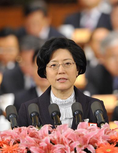 这是洪天慧委员代表全国妇联作《加快完善生育保险制度 保障妇女生育保险权益》的发言。新华社记者 王晔 摄