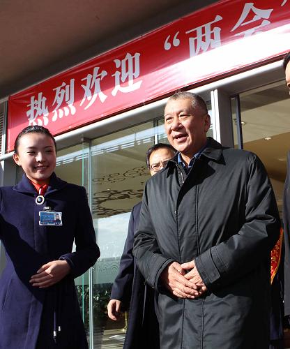 3月2日,来自香港和澳门的代表、委员抵达北京首都机场,准备出席即将召开的两会。这是全国政协副主席何厚铧抵京。新华社记者 刘卫兵 摄
