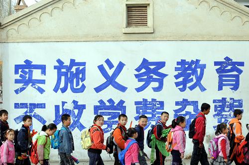 “十一五”期间,根据中央统筹安排,2006年开始在西部地区农村实施免费义务教育,2007年扩大到中东部地区农村,2008年全面实施城乡免费义务教育。3年3大步,中国教育事业迎来了历史性发展。 “有学上”还要“上好学”。2010年,中央召开全国教育工作会议,制定《国家中长期教育改革和发展规划纲要(2010-2020年)》,确定了未来教育工作重点:逐步解决资源配置不均衡,着力改革人才培养体制,不断完善国家助学制度…… 这是2008年3月13日,甘肃省临泽县第一小学学生放学回家。 新华社记者张锰摄