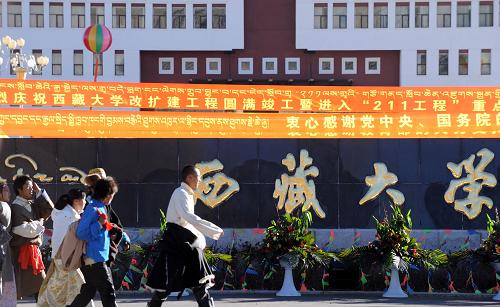 “十一五”期间,根据中央统筹安排,2006年开始在西部地区农村实施免费义务教育,2007年扩大到中东部地区农村,2008年全面实施城乡免费义务教育。3年3大步,中国教育事业迎来了历史性发展。 “有学上”还要“上好学”。2010年,中央召开全国教育工作会议,制定《国家中长期教育改革和发展规划纲要(2010-2020年)》,确定了未来教育工作重点:逐步解决资源配置不均衡,着力改革人才培养体制,不断完善国家助学制度…… 这是2008年12月16日,几名西藏大学学生从新校区大门前走过。 “十一五”期间,高等教育大众化水平进一步提高,2009年高等教育在学总规模位居世界第一。 新华社记者格桑达瓦摄