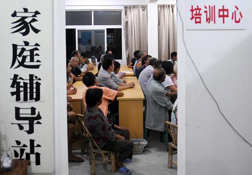 “十一五”期间,根据中央统筹安排,2006年开始在西部地区农村实施免费义务教育,2007年扩大到中东部地区农村,2008年全面实施城乡免费义务教育。3年3大步,中国教育事业迎来了历史性发展。 “有学上”还要“上好学”。2010年,中央召开全国教育工作会议,制定《国家中长期教育改革和发展规划纲要(2010-2020年)》,确定了未来教育工作重点:逐步解决资源配置不均衡,着力改革人才培养体制,不断完善国家助学制度…… 2010年8月25日,浙江省仙居县官路镇绿盈农业专业合作社组织当地农民利用晚上农闲时间学习农业技术。 新华社记者韩传号摄