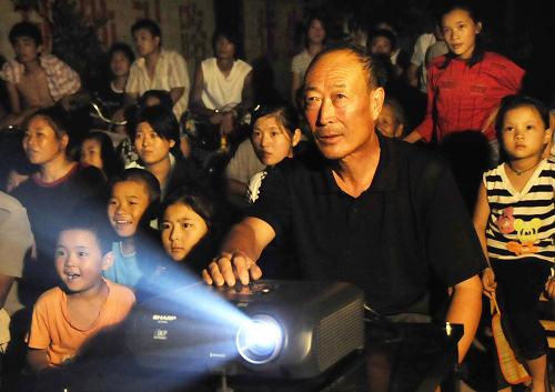 这是山东枣庄市柴林村农民在村文化广场观看数字电影(2008年8月28日摄)。 文化是民族凝聚力和创造力的重要源泉,是综合国力竞争的重要因素,是经济社会发展的重要支撑。“十一五”期间,覆盖城乡的公共文化服务体系加快建立,人民群众基本文化权益得到有效保障;一大批经营性文化单位转企改制,文化整体实力和竞争力明显加强。5年来,我国文化产业快速发展,年均增速超过15%,成为经济发展的新亮点。社会主义文化迎来了大发展大繁荣,开创了中国特色社会主义文化建设新局面。 新华社记发