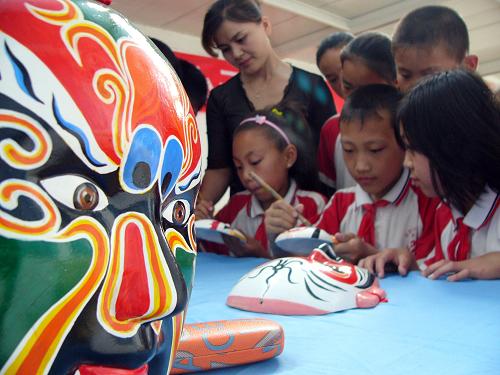 邯郸市滏东小学学生在绘制京剧脸谱(2010年6月10日摄)。当日,河北省邯郸市滏东小学开展“京剧脸谱进课堂”活动,小学生们在老师的指导下,精心绘制京剧脸谱,了解戏曲文化,感受国粹艺术。 文化是民族凝聚力和创造力的重要源泉,是综合国力竞争的重要因素,是经济社会发展的重要支撑。“十一五”期间,覆盖城乡的公共文化服务体系加快建立,人民群众基本文化权益得到有效保障;一大批经营性文化单位转企改制,文化整体实力和竞争力明显加强。5年来,我国文化产业快速发展,年均增速超过15%,成为经济发展的新亮点。社会主义文化迎来了大发展大繁荣,开创了中国特色社会主义文化建设新局面。 新华社发