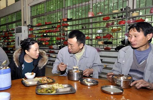 胡小燕(左)在公司生产车间食堂和工友们交流(2月16日摄)。 在广东佛山打工十几年,胡小燕获得过公司所在地白坭镇“十佳外来工”、三水区“十佳外来工”、佛山市“十佳外来工”称号,2008年1月21日,经过广东省十一届人大一次会议第三次全体会议无记名投票,她成为中国第一位农民工全国人大代表。 胡小燕现在在佛山市三水新明珠建陶工业有限公司工作。在完成日常工作的同时,她认真地履行职责。去年两会,她提交了5项涉及农民工权益的建议,诸如医保转移、子女教育、技能培训、工伤赔付等。一年来,她所关注的还是农民工子女入学、空巢老人等与农民工息息相关的议题。全国两会在即,胡小燕也在积极为两会做着最后的准备。 新华社记者 陈晔华摄