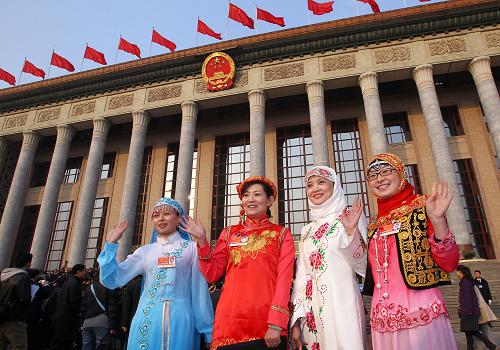 3月5日,第十一届全国人民代表大会第四次会议在北京人民大会堂开幕。这是代表在人民大会堂前合影。 新华社记者陈建力摄